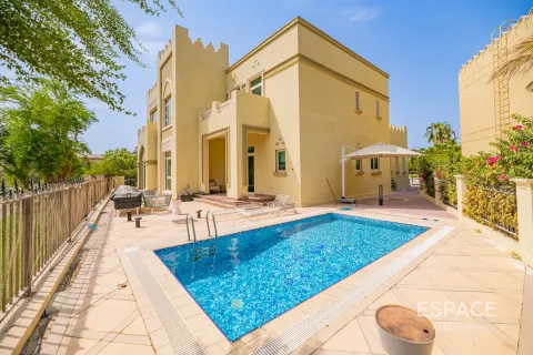 Villa in Jumeirah Islands, Dubai, UAE 4 bedrooms, 509 sq.m. № 650140 - photo 1