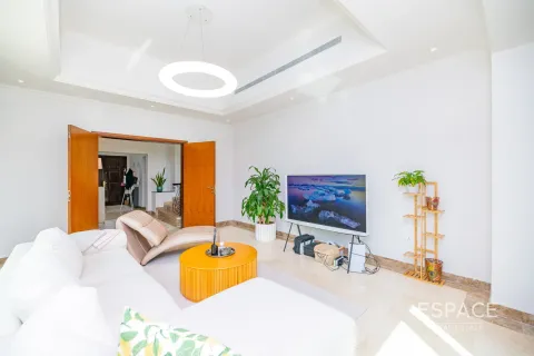 Villa in Jumeirah Islands, Dubai, UAE 4 bedrooms, 509 sq.m. № 650140 - photo 4