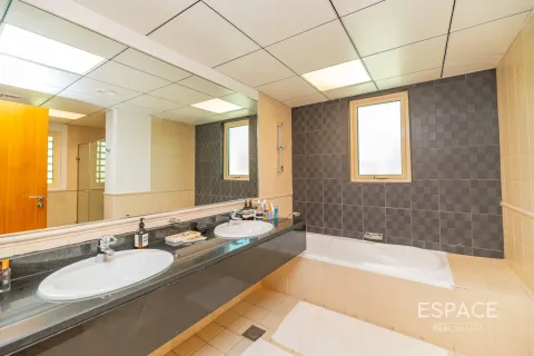 Villa in Jumeirah Islands, Dubai, UAE 4 bedrooms, 509 sq.m. № 650140 - photo 10