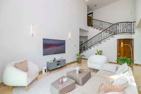 Villa in Jumeirah Islands, Dubai, UAE 4 bedrooms, 509 sq.m. № 650140 - photo 5