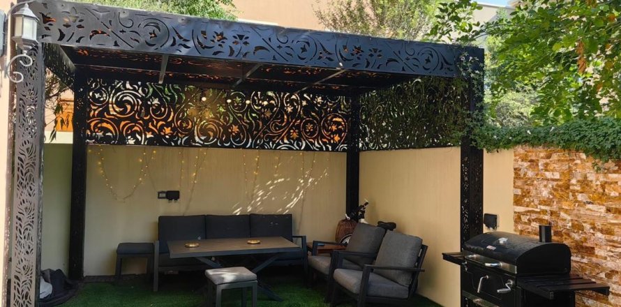 Townhouse in Dubai, UAE 4 bedrooms, 229.9 sq.m. № 696714