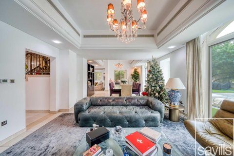 Villa sa Dubai Sports City, UAE 5 silid-tulugan, 930 sq.m. № 681104