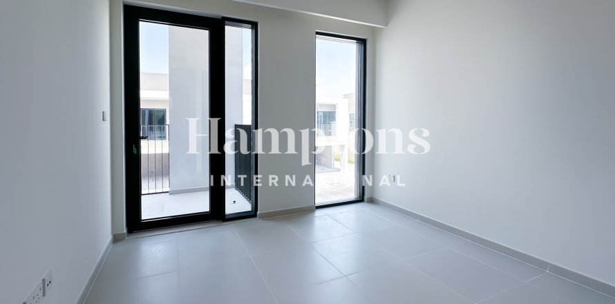 Adosado en Arabian Ranches 3, Dubai, EAU 3 dormitorios, 125.12 m² № 734080