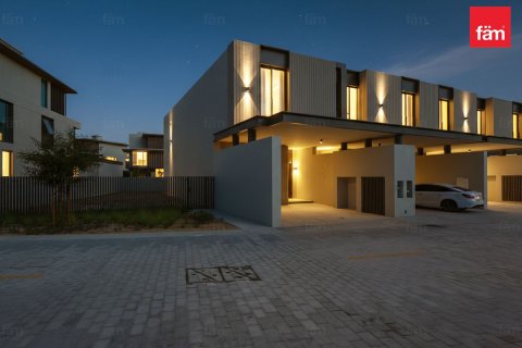 Townhouse in Dubai, UAE 3 bedrooms, 426 sq.m. № 682198 - photo 1