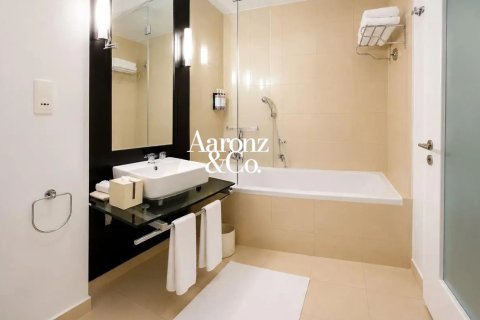 Hotel Apartment in Jumeirah Lake Towers, Dubai, UAE 1 room, 34 sq.m. № 739404 - photo 5