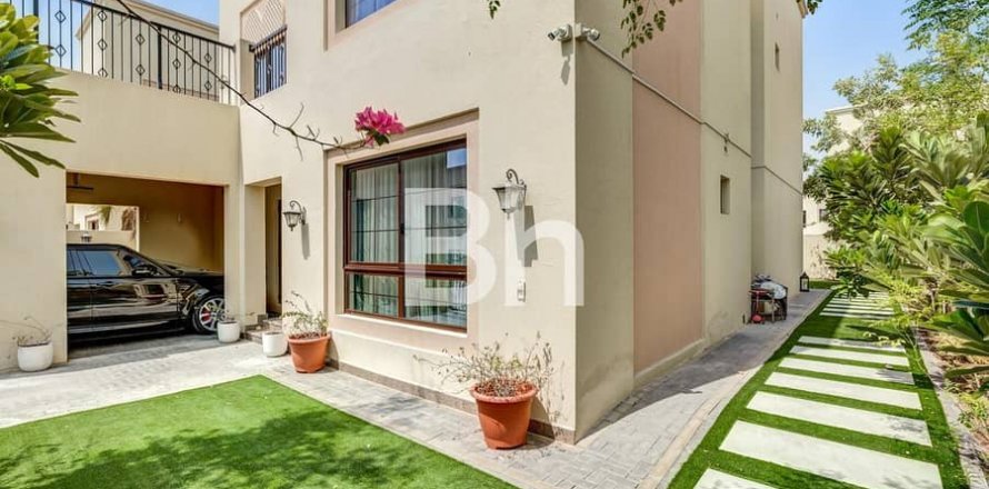 Vila v Nadd Al Sheba, Dubai, SAE 4 spálne, 468 m2 č. 642698