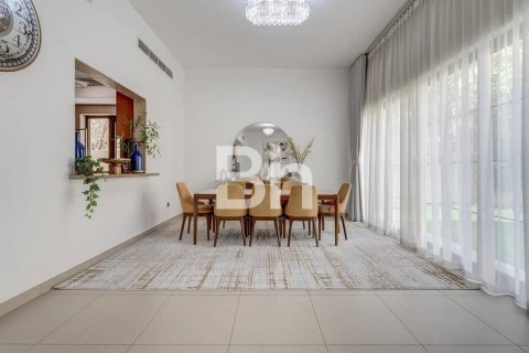 Vila v Nadd Al Sheba, Dubai, SAE 4 spálne, 468 m2 č. 642698 - Fotografia 4