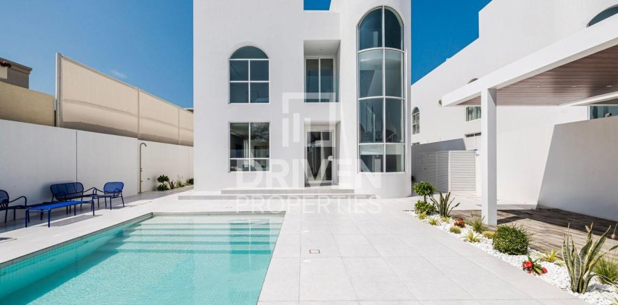 Villa in Umm Suqeim, Dubai, UAE 4 bedrooms, 297.29 sq.m. № 746407