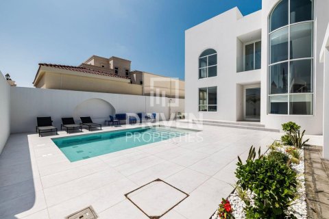 Villa in Umm Suqeim, Dubai, UAE 4 bedrooms, 297.29 sq.m. № 746407 - photo 3