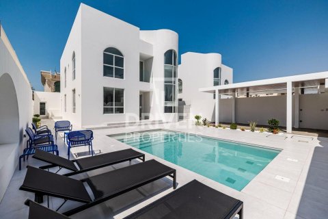 Villa in Umm Suqeim, Dubai, UAE 4 bedrooms, 297.29 sq.m. № 746407 - photo 2