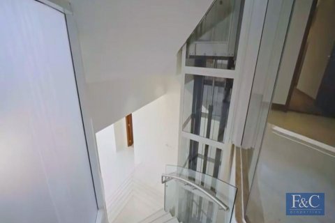 Villa te huur in Umm Suqeim, Dubai, VAE 7 slaapkamers, 892 vr.m., nr 704708 - foto 16