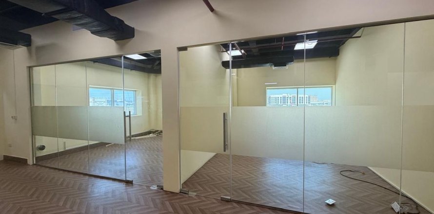 Tindahan sa Al Furjan, Dubai, UAE 225.5 sq.m. № 740307