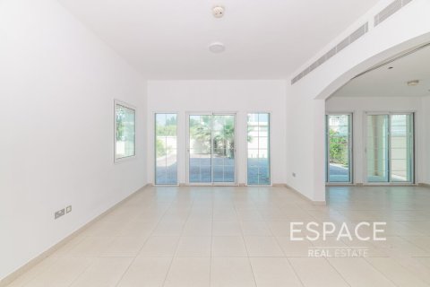 Villa Jumeirah Village Triangle, Dubaijā, AAE 2 istabas, 250 m2 Nr. 649847 - attēls 2