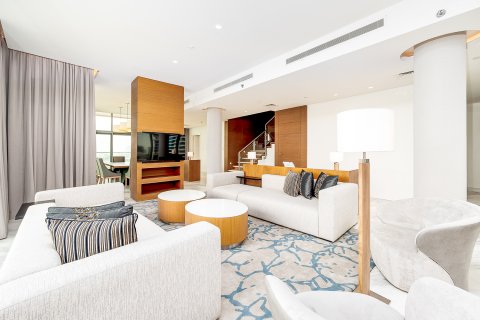Deira、Dubai、UAEにあるホテルタイプマンション 3ベッドルーム、358.4 m2 No750592