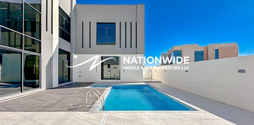 Villa in Abu Dhabi, UAE 5 bedrooms, 962 sq.m. № 629897