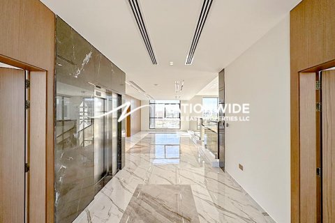 Villa in Abu Dhabi, UAE 5 bedrooms, 962 sq.m. № 629897 - photo 2