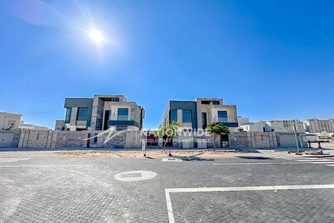 Villa in Abu Dhabi, UAE 5 bedrooms, 962 sq.m. № 629897 - photo 8