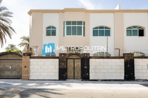 Vilë në Al Bateen, Abu Dhabi, Emiratet e Bashkuara Arabe 7 dhoma gjumi, 450 m2. № 669597 - Foto 1