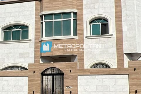 Vilë në Al Bateen, Abu Dhabi, Emiratet e Bashkuara Arabe 7 dhoma gjumi, 450 m2. № 669597 - Foto 1