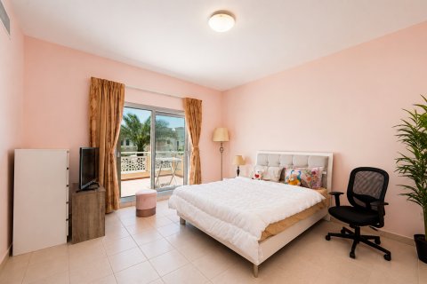 Vila di Meadows, Dubai, UAE 3 bilik tidur, 518.03 meter persegi № 750238 - foto 15