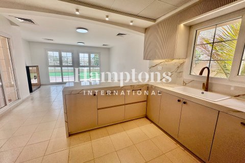 Снять в аренду виллу в The Lakes, Дубай, ОАЭ 4 спальни, 329.06242600м2, № 651369 - фото 3