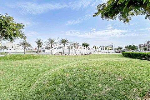 Villa zum Verkauf in Abu Dhabi, VAE 5 Schlafzimmer, 1844 m2 Nr. 650688 - Foto 4