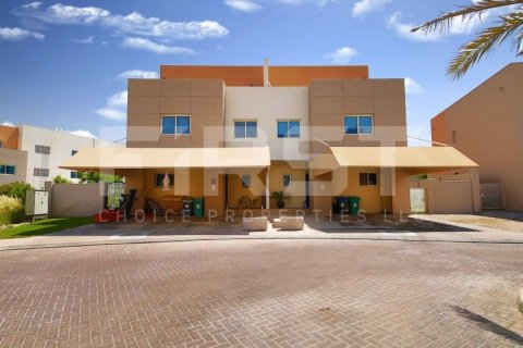 Vilë në Al Reef, Abu Dhabi, Emiratet e Bashkuara Arabe 2 dhoma gjumi, 170.2 m2. № 731440 - Foto 3