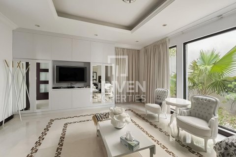 Vilë në Palm Jumeirah, Dubai, Emiratet e Bashkuara Arabe 5 dhoma gjumi, 622.36 m2. № 759711 - Foto 3