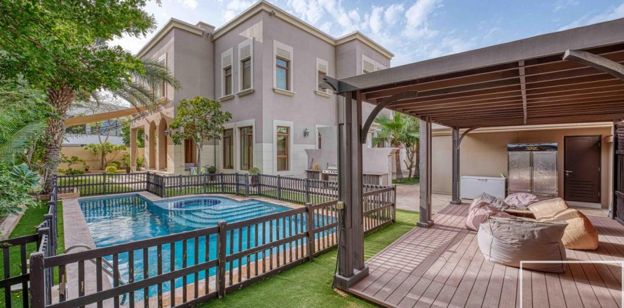 Villa à Emirates Hills, Dubai, EAU: 5 chambres, 836.13 m2 № 747152