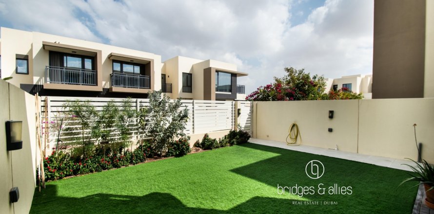 Villa itt: Dubai Hills Estate, EAE, 3 hálószoba, 194 m², azonosító: 688191