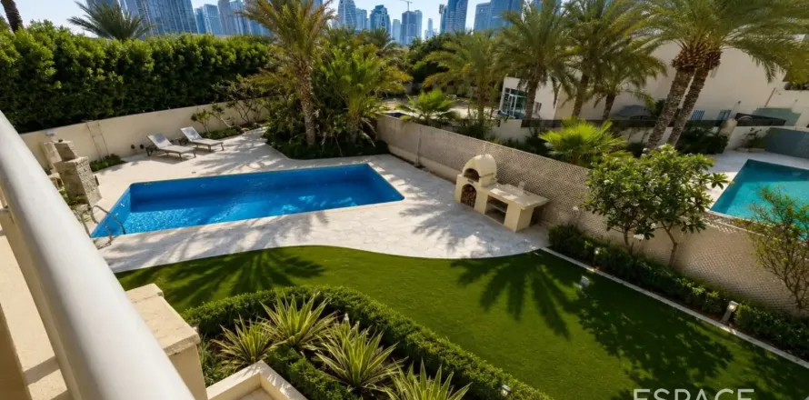 Villa en Meadows, Dubai, EAU 5 dormitorios, 325 m² № 738155