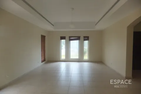 Villa para arrendamento em Arabian Ranches, Dubai, EAU 4 quartos, 367 m2 № 650242 - foto 6