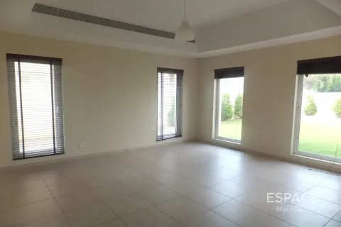 Villa para arrendamento em Arabian Ranches, Dubai, EAU 4 quartos, 367 m2 № 650242 - foto 1