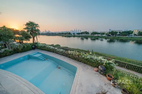 Vila v Meadows, Dubai, SAE 5 spální, 571 m2 č. 661118 - Fotografia 1
