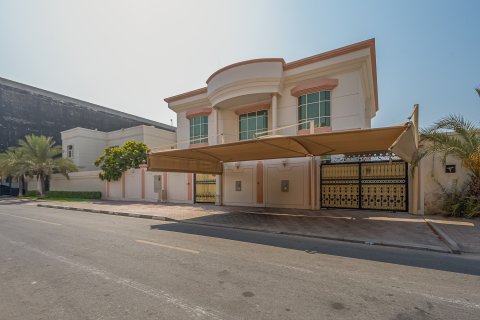 Villa en Umm Suqeim, Dubai, EAU 5 dormitorios, 626.54 m² № 750032