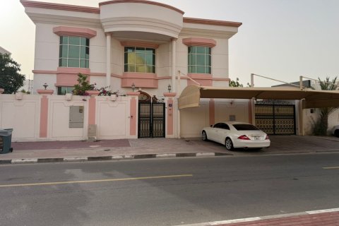 Villa à Umm Suqeim, Dubai, EAU: 5 chambres, 626.54 m2 № 750032