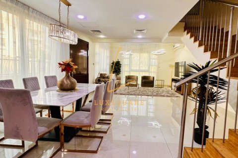 Vilë në Jumeirah Village Circle, Dubai, Emiratet e Bashkuara Arabe 4 dhoma gjumi, 467 m2. № 678105 - Foto 1