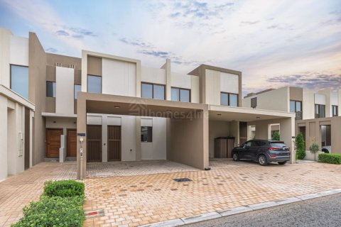 Dubai Land、Dubai、UAEにあるタウンハウス 3ベッドルーム、161 m2 No726101