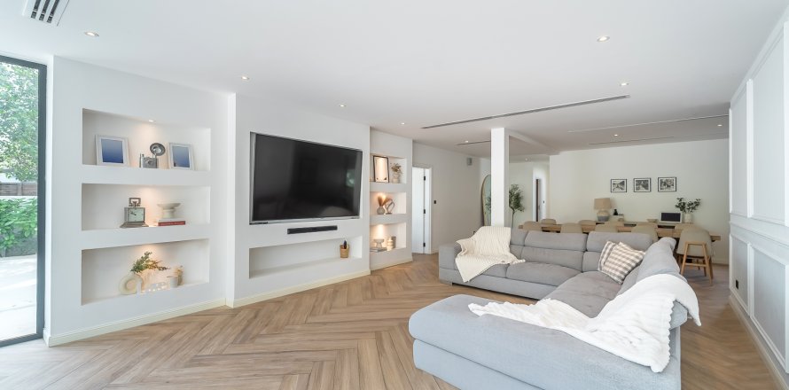 Vilă în Dubai, EAU 5 dormitoare, 396 mp.  №701778