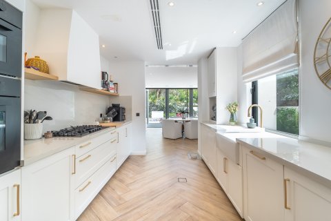 Vilă de vânzare în Dubai, EAU 5 dormitoare, 396 mp.  №701778 - poză 2