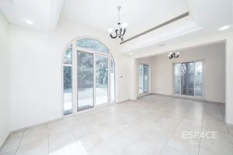 Vila di Dubai Sports City, Dubai, UAE 4 bilik tidur, 350 meter persegi № 661134 - foto 2