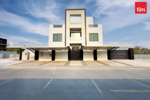 Зняти в оренду віллу в Дубай, ОАЕ 6 спалень, 463.5м2, № 652385 - фото 1