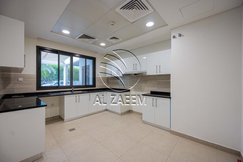 Üürile anda villa asukohaga Abu Dhabi, AÜE: 5 magamistoaga, 274 m² Nr 725781 - pilt 2