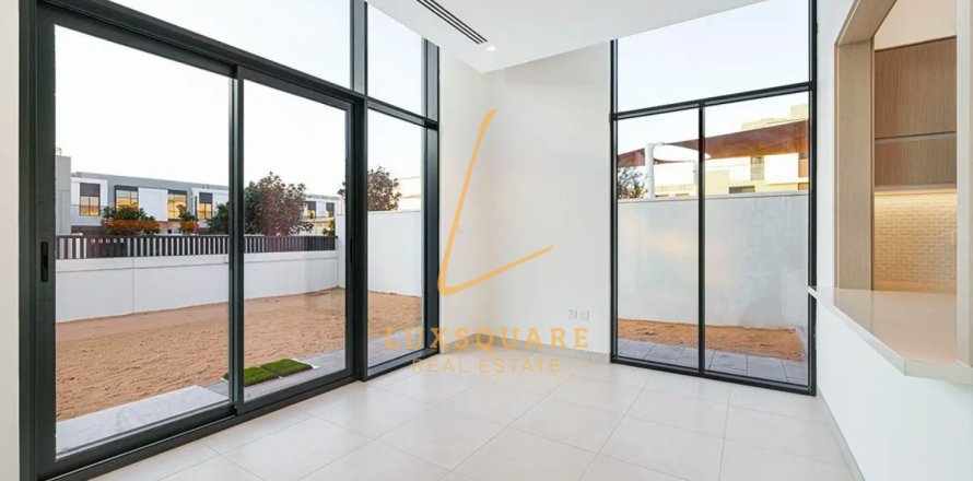 Vilë në Al Furjan, Dubai, Emiratet e Bashkuara Arabe 3 dhoma gjumi, 238 m2. № 707975