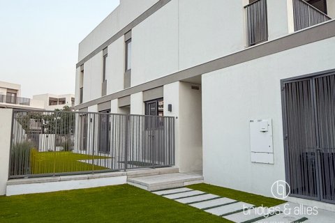 Villa para arrendamento em Tilal Al Ghaf, Dubai, EAU 4 quartos, 258 m2 № 697407 - foto 1