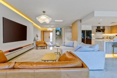 Kaupunkipientalo Jumeirah Village Circle, Dubai, Arabiemiraatit 3 makuuhuonetta, 247.43 m2 № 768806 - kuva 2
