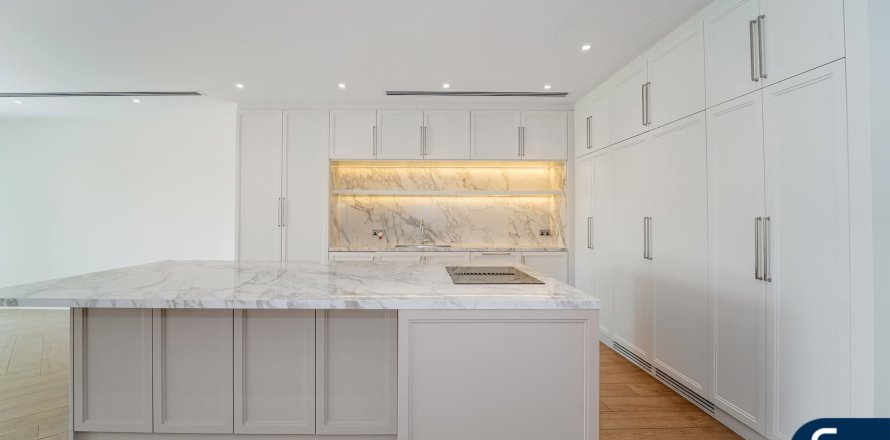 Kaupunkipientalo Jumeirah Golf Estates, Dubai, Arabiemiraatit 3 makuuhuonetta, 267 m2 № 698095