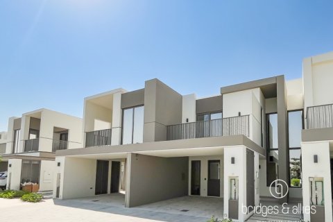 Зняти в оренду віллу в Дубай, ОАЕ 3 спальні, 140.5м2, № 669095 - фото 1