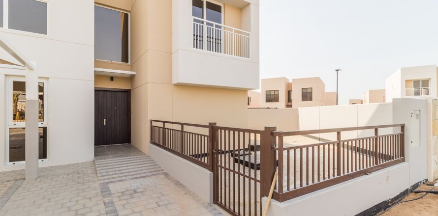 Villa a Muwaileh Commercial, Sharjah, EAU 5 camere da letto, 388.15 mq. № 749551