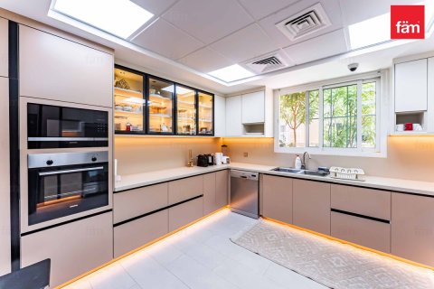 Villa till försäljning i Dubai, UAE 4 sovrum, 799 kvm Nr. 662407 - fotografi 2